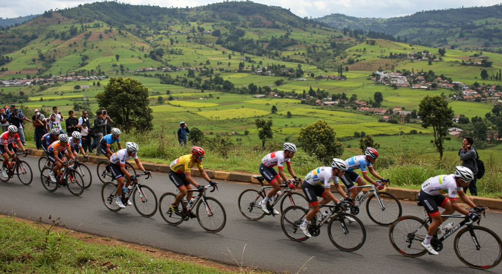 Groupe de coureurs cyclistes lors des championnats du Monde 2025 de cyclisme sur route à Kigali